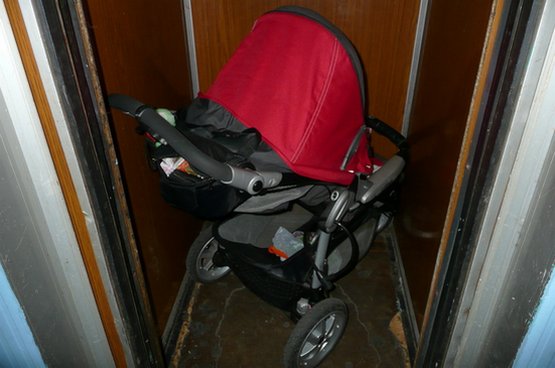 Детская коляска в узком лифте