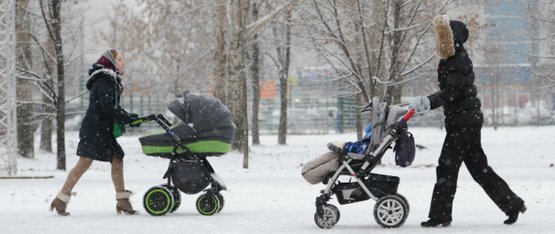 Дитячі утеплені коляски в зимову пору року